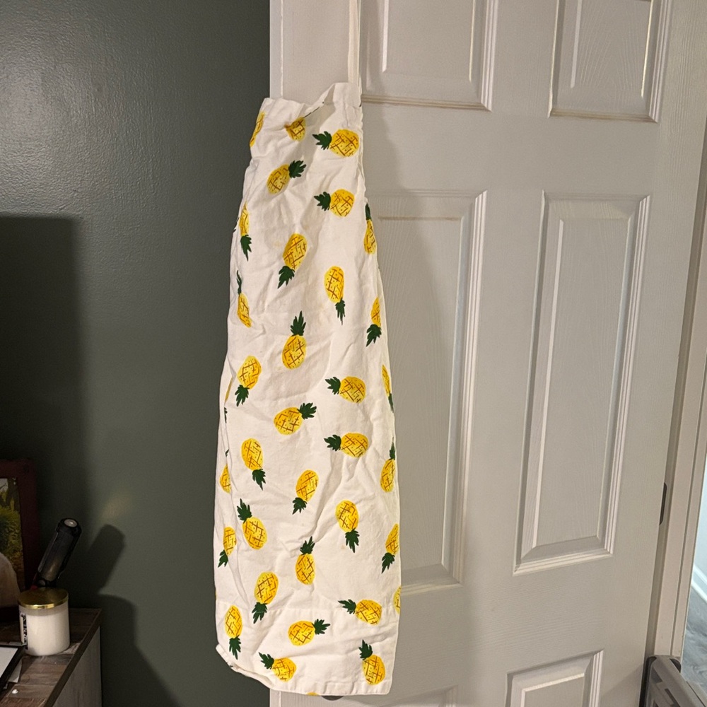 Kate Spade Cream Apron with pineapple Pattern